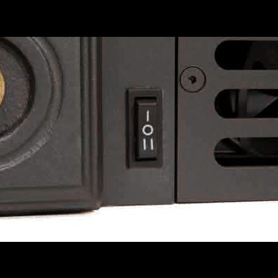 Interruptor preto com três posições em aparelho preto com grelha