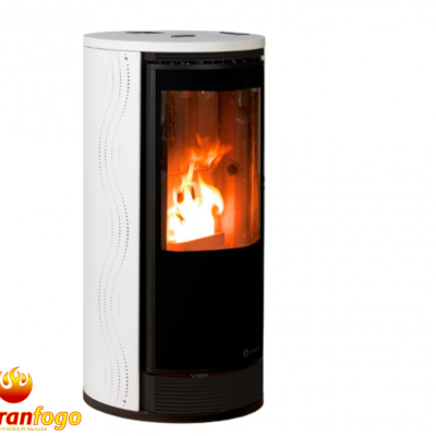 Estufa de pellet branca com porta de vidro preta e chamas visíveis