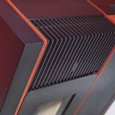 Lareira moderna vermelha e preta com detalhes em laranja