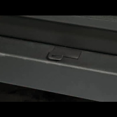 Superfície metálica cinzenta com pestana retangular