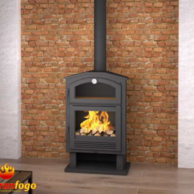 Lareira a lenha preta com vidro mostrando fogo e madeira, parede de tijolos e chão em madeira clara