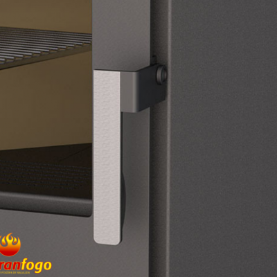 Porta de forno cinzenta com puxador prateado e grelha no interior