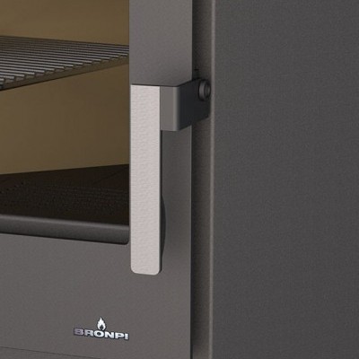 Puxador metálico e porta cinzenta escura de forno com grelha interna e logótipo BRONPI.