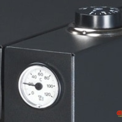 Medidor de temperatura em equipamento preto com botão e logotipo 'abranfogo'