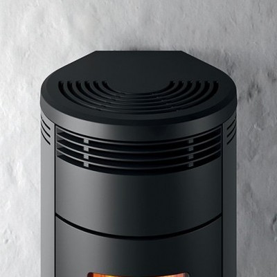 Estufa pellet preta com chama visível e grelhas de ventilação na parte superior.