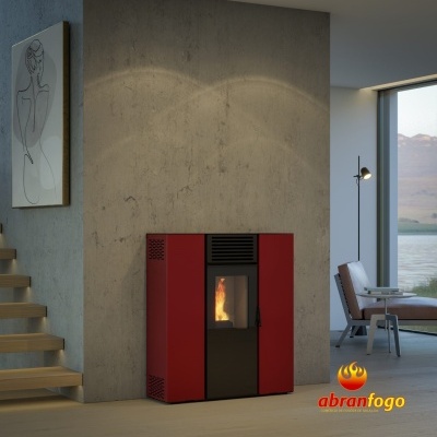 Lareira ou salamandra vermelha e preta em sala moderna junto a escada e janela
