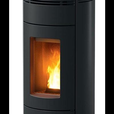 Lareira preta cilíndrica com chama visível através do vidro