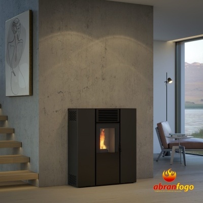 Lareira preta moderna com vidro e chama, junto a parede cinza e escadas de madeira