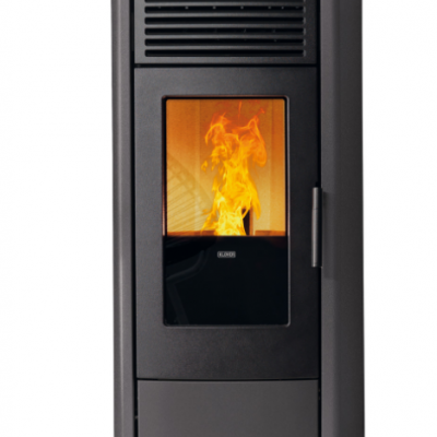 Estufa a pellets preta com porta de vidro e chama visível