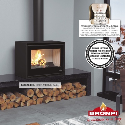 Lareira moderna preta com chama e lenha armazenada em base sob a lareira