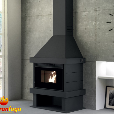 Lareira a lenha preta com chama visível, montada numa parede de cimento aparente, perto de janela e relógio de parede.