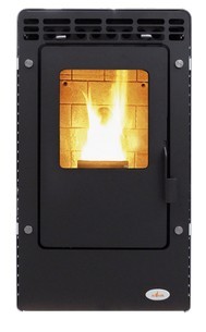 Estufa a pellet preta com porta de vidro mostrando chama