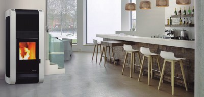 Lareira moderna branca com frontal preto e vidro, junto a balcão com bancos altos de madeira clara e assentos brancos