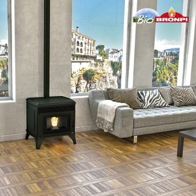 Lareira bioetanol preta em sala com sofá cinzento e vista para penhasco