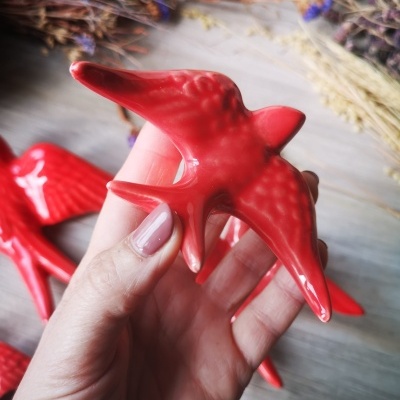 Andorinha vermelho em cerâmica