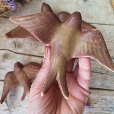 Conjunto de 3 andorinhas em cerâmica, cor couro