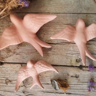 Conjunto de 3 andorinhas em cerâmica, cor rosa mate