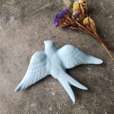 Andorinha azul bebé em cerâmica