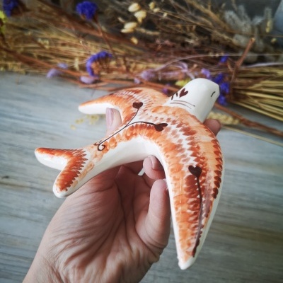 Andorinha modelo vintage, em cerâmica com padrão étnico em laranja e castanho