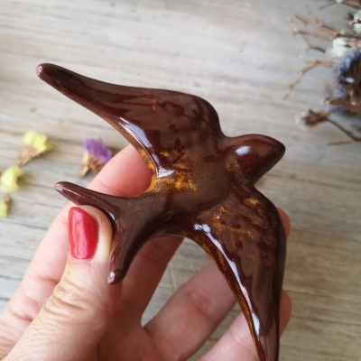 Conjunto de 3 andorinhas em cerâmica, cor mel velho