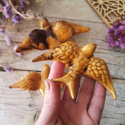 Conjunto de 3 andorinhas em cerâmica, cor mel velho