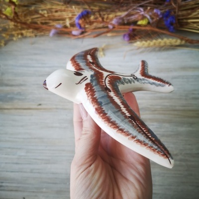 Andorinha modelo vintage, em cerâmica com padrão étnico em cinza e castanho