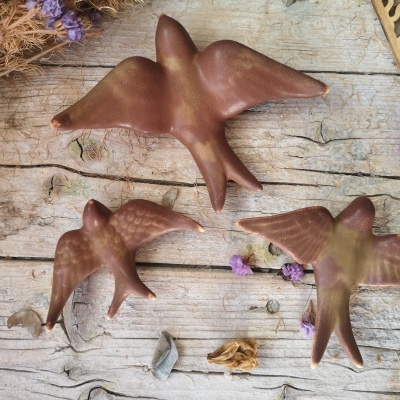 Conjunto de 3 andorinhas em cerâmica, cor couro