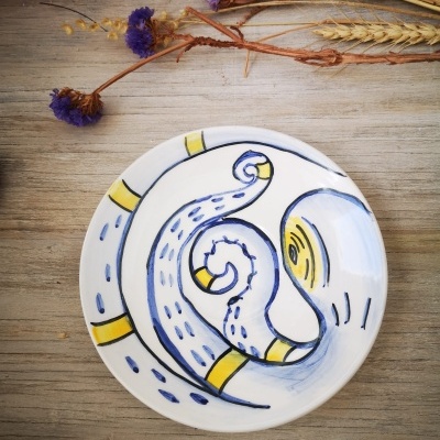 Prato decorativo em cerâmica pintado à mão