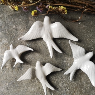 Andorinha branca em cerâmica