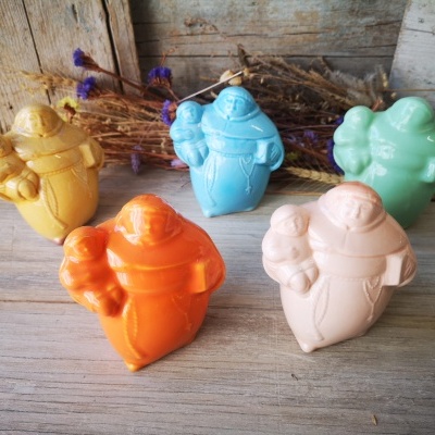 Santo António em cerâmica em rosa pastel