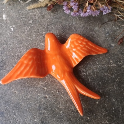 Andorinha laranja em cerâmica