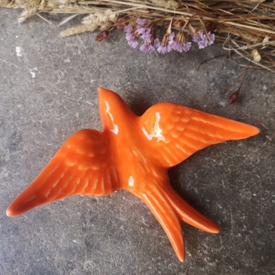Andorinha laranja em cerâmica