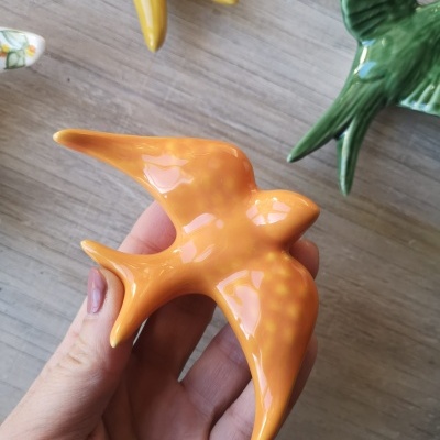 Conjunto de 4 andorinhas em cerâmica com padrão floral