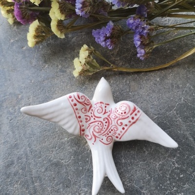 Andorinha rendas vermelhas em cerâmica