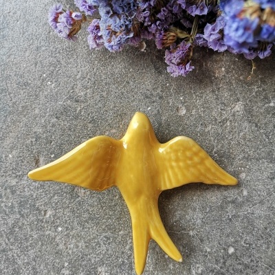 Andorinha amarelo canário em cerâmica
