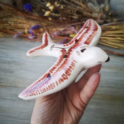 Andorinha modelo vintage, em cerâmica com padrão étnico em rosa e castanho