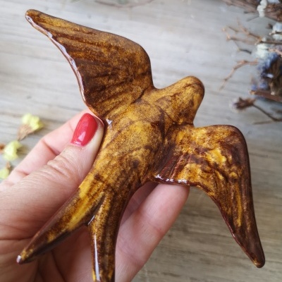 Conjunto de 3 andorinhas em cerâmica, cor mel velho