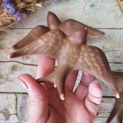 Conjunto de 3 andorinhas em cerâmica, cor couro