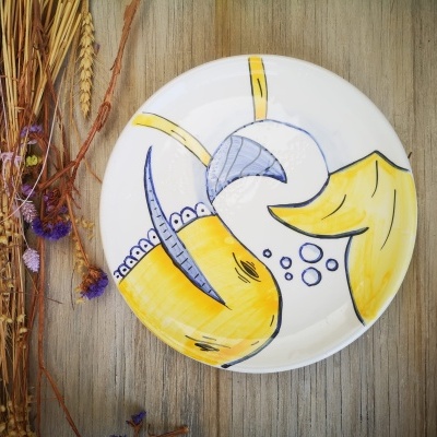 Prato decorativo em cerâmica pintado à mão
