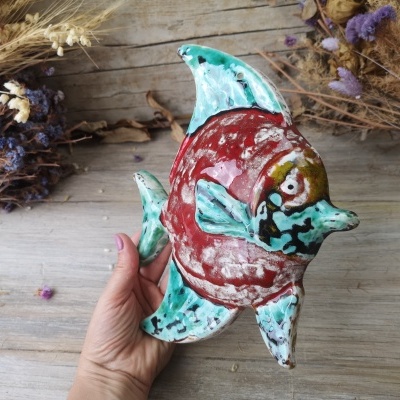 Peixe colorido de cerâmica