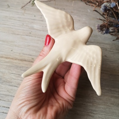 Andorinha Bege em cerâmica