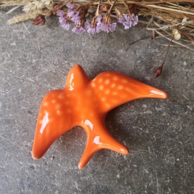 Andorinha laranja em cerâmica