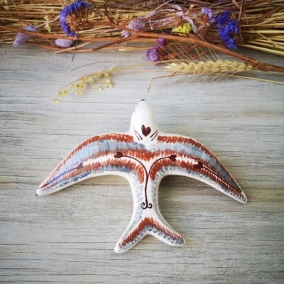 Andorinha modelo vintage, em cerâmica com padrão étnico em cinza e castanho