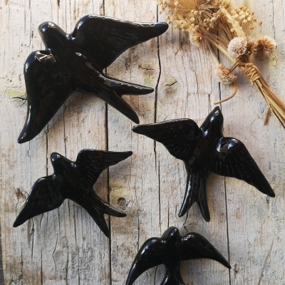 Andorinha preta em cerâmica