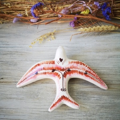 Andorinha modelo vintage, em cerâmica com padrão étnico em rosa e castanho