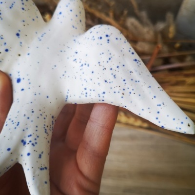 Conjunto de 3 andorinhas em cerâmica, cor branco pintas azuis