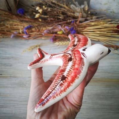 Andorinha modelo vintage, em cerâmica com padrão étnico em vermelho e castanho