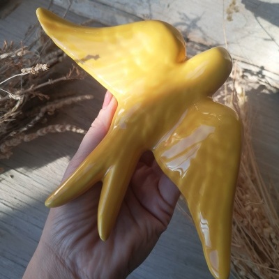 Conjunto de 4 andorinhas em cerâmica com padrão floral