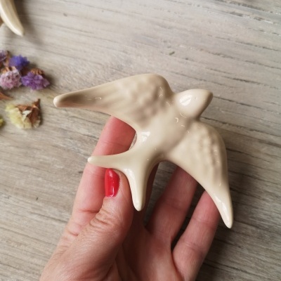 Andorinha Bege em cerâmica