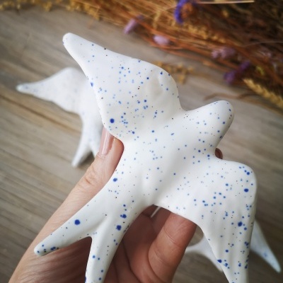 Conjunto de 3 andorinhas em cerâmica, cor branco pintas azuis